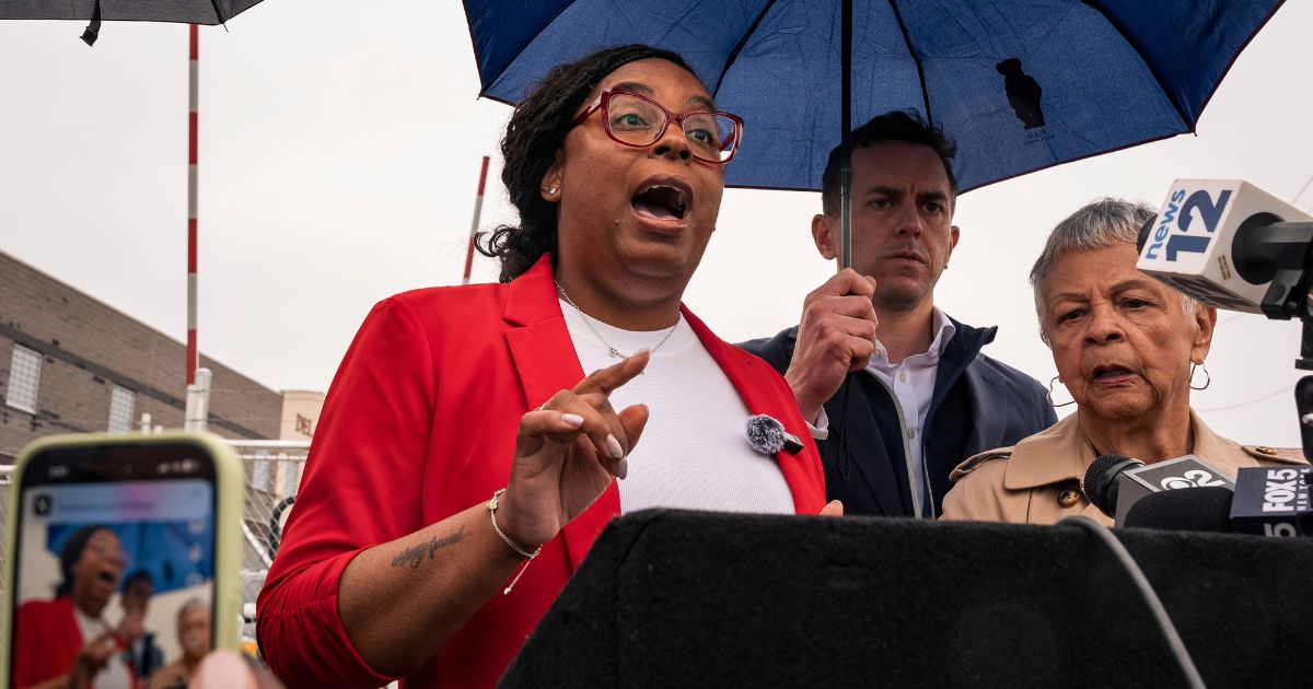 Raw Video: Dem Rep Accused of Assaulting ICE Officer as 3 Dems Try Breaching Detention Facility